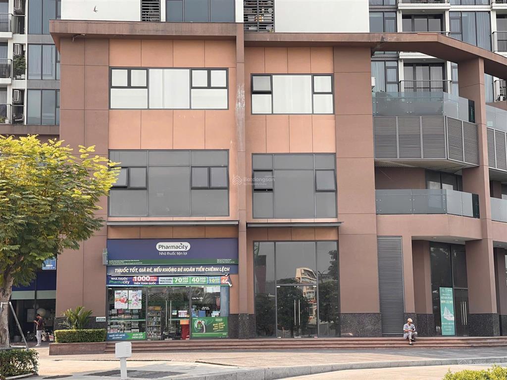 Cho thuê mặt bằng shophouse eco green q7. dt 200m2.  0888 887 ***