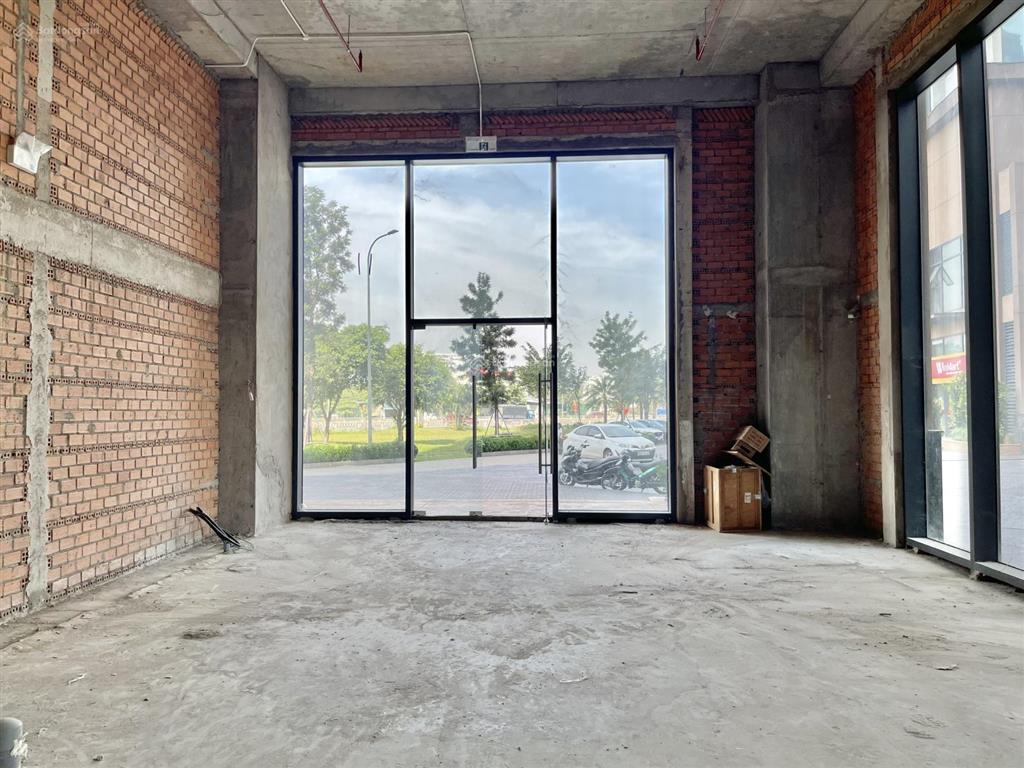 Cho thuê mặt bằng shophouse eco green q7. dt 200m2.  0888 887 ***