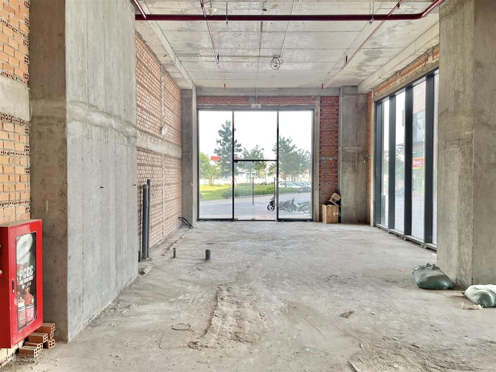 Cho thuê mặt bằng shophouse eco green q7. dt 200m2.  0888 887 ***