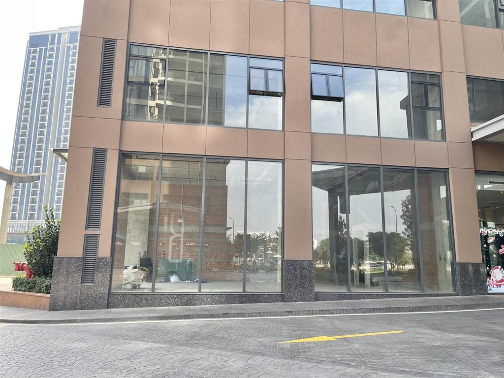 Cho thuê mặt bằng shophouse eco green q7. dt 200m2.  0888 887 ***