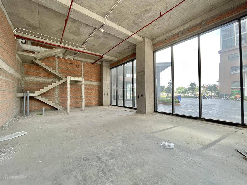 Cho thuê mặt bằng shophouse eco green q7. dt 200m2.  0888 887 ***