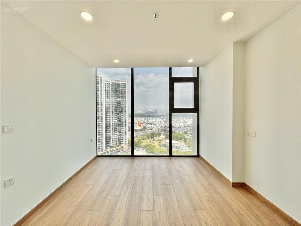 Bán gấp căn hộ 2 phòng ngủ, 2wc, 64.7m2, tầng cao, view đẹp. giá 5.8 tỷ.  0888 887 ***