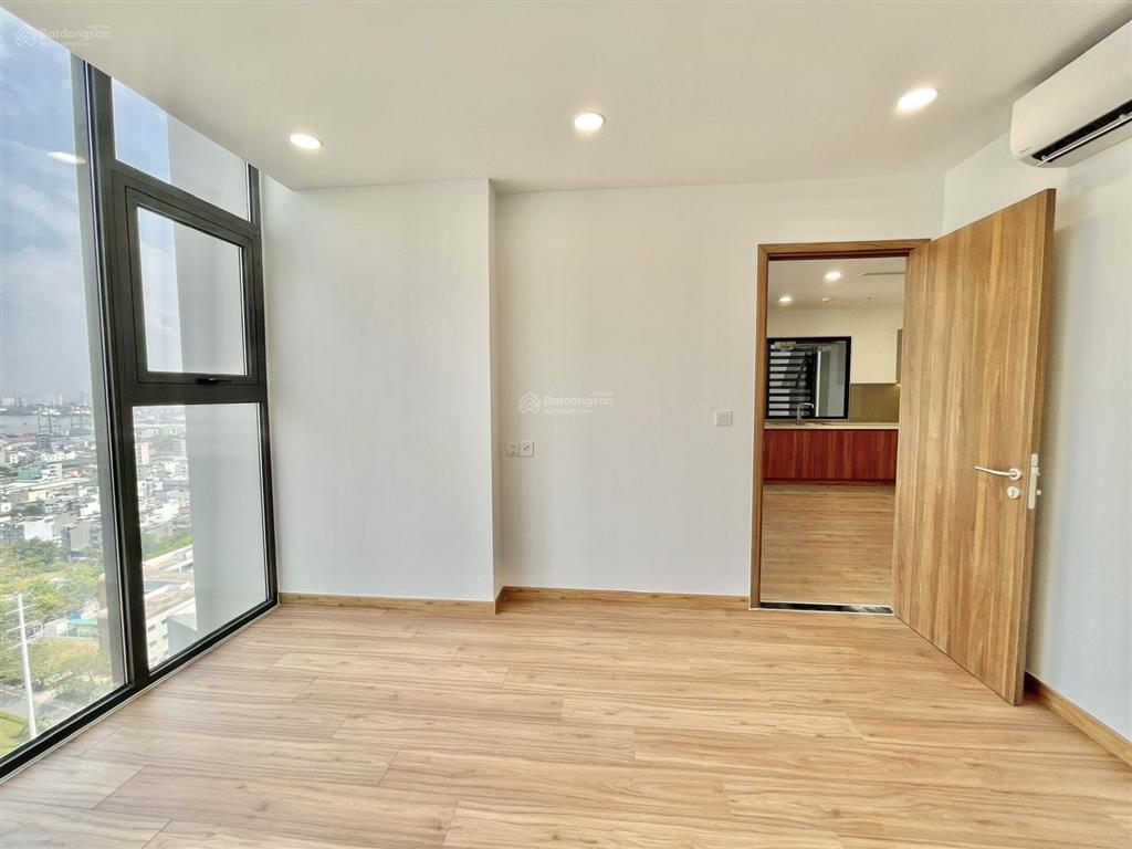 Bán gấp căn hộ 2 phòng ngủ, 2wc, 64.7m2, tầng cao, view đẹp. giá 5.8 tỷ.  0888 887 ***