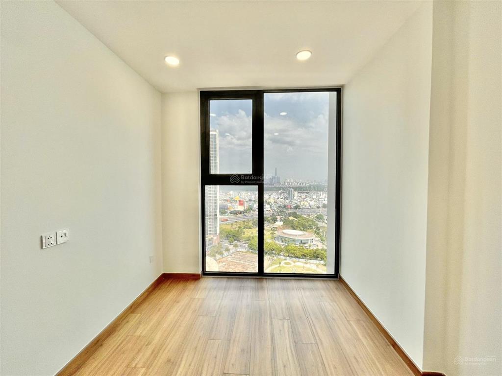 Bán gấp căn hộ 2 phòng ngủ, 2wc, 64.7m2, tầng cao, view đẹp. giá 5.8 tỷ.  0888 887 ***