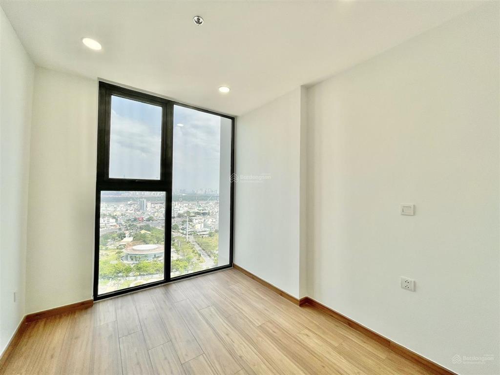 Bán gấp căn hộ 2 phòng ngủ, 2wc, 64.7m2, tầng cao, view đẹp. giá 5.8 tỷ.  0888 887 ***