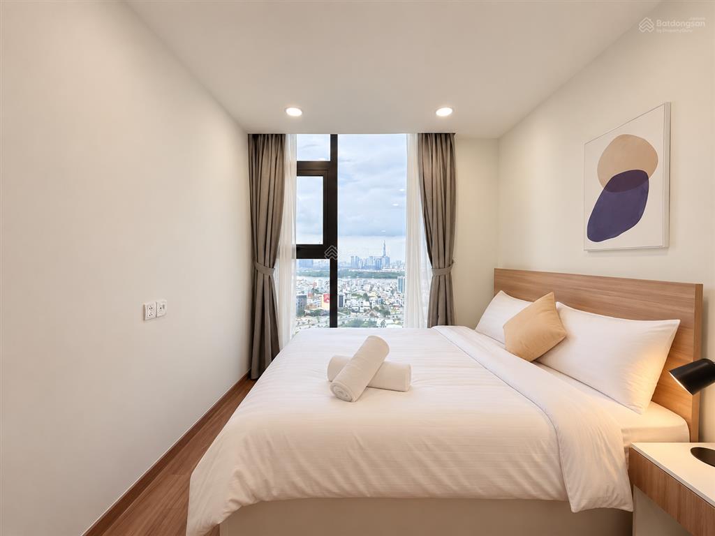 Bán gấp căn hộ 2pn, 2wc, 64.7m2, full nội thất. giá 5.9 tỷ.  0888 887 ***