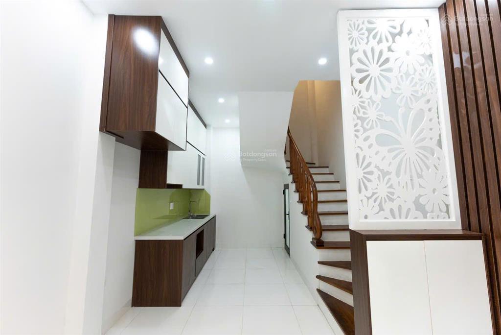 Cho thuê nhà riêng ngõ 639 hoàng hoa thám, ba đình, hn. dt 35m2 x 5 tầng, 3 pn, 4 wc. gía 13 triệu.