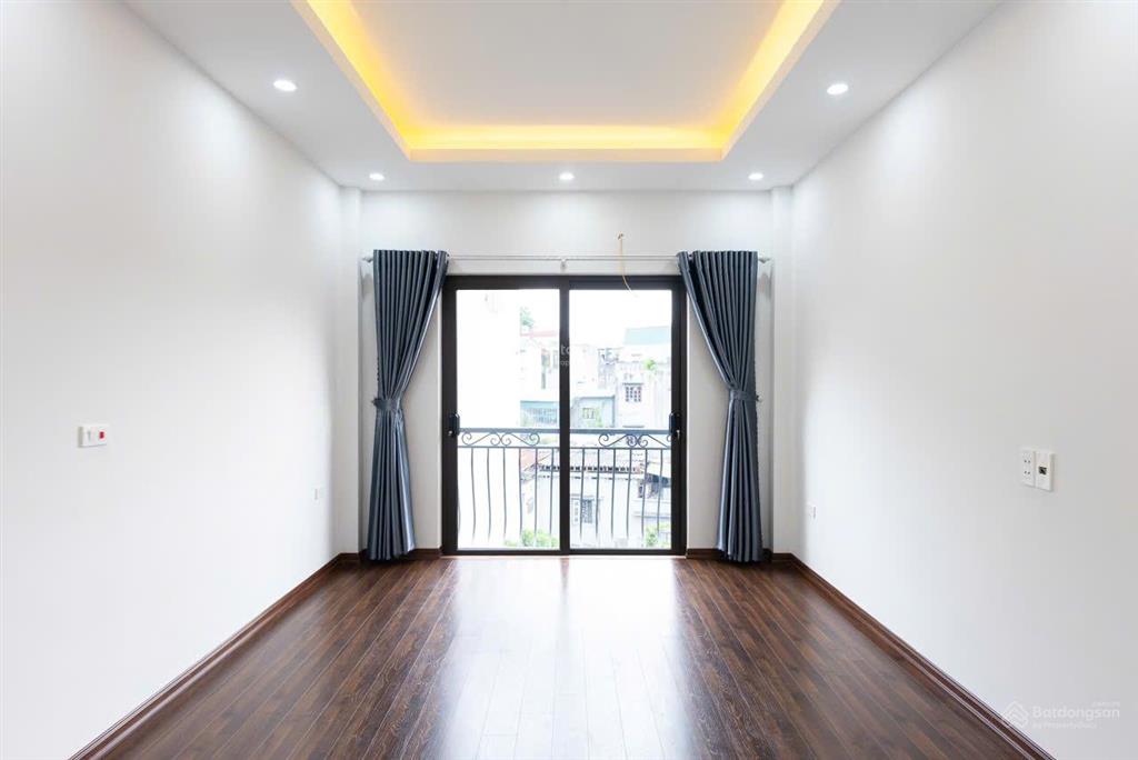 Cho thuê nhà riêng ngõ 639 hoàng hoa thám, ba đình, hn. dt 35m2 x 5 tầng, 3 pn, 4 wc. gía 13 triệu.