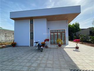 Chính chủ cho thuê nhà mới xây, hoàn thiện 100%,diện tích rộng có sân vườn,sân đậu o tô thoải mái