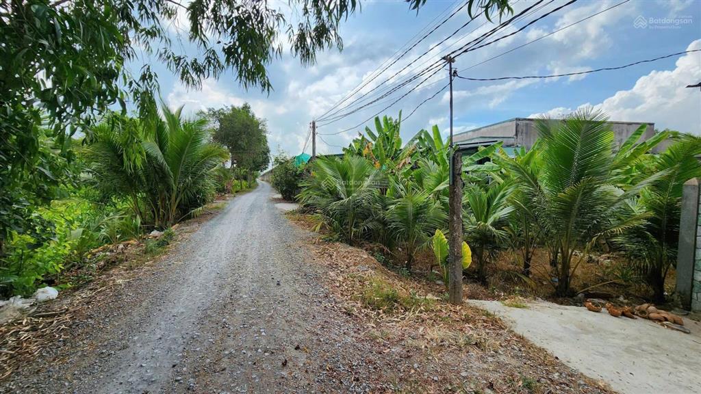 Chủ bán đất làm nhà vườn. dt 600m có 95m thổ, còn lại đất vườn đường oto