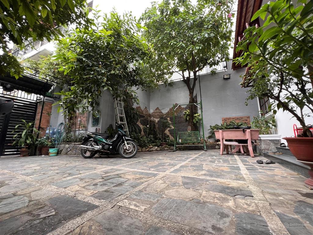 Biệt thự sân vườn kiến trúc đẹp, hồ cá cây xanh ô tô đậu trong sân, hẻm rộng an ninh yên tĩnh