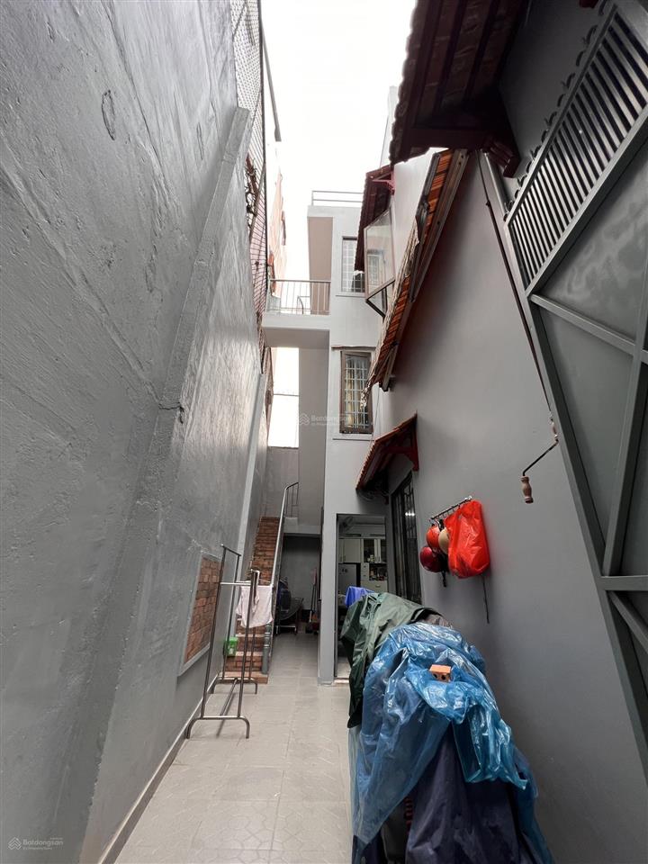 Biệt thự sân vườn kiến trúc đẹp, hồ cá cây xanh ô tô đậu trong sân, hẻm rộng an ninh yên tĩnh