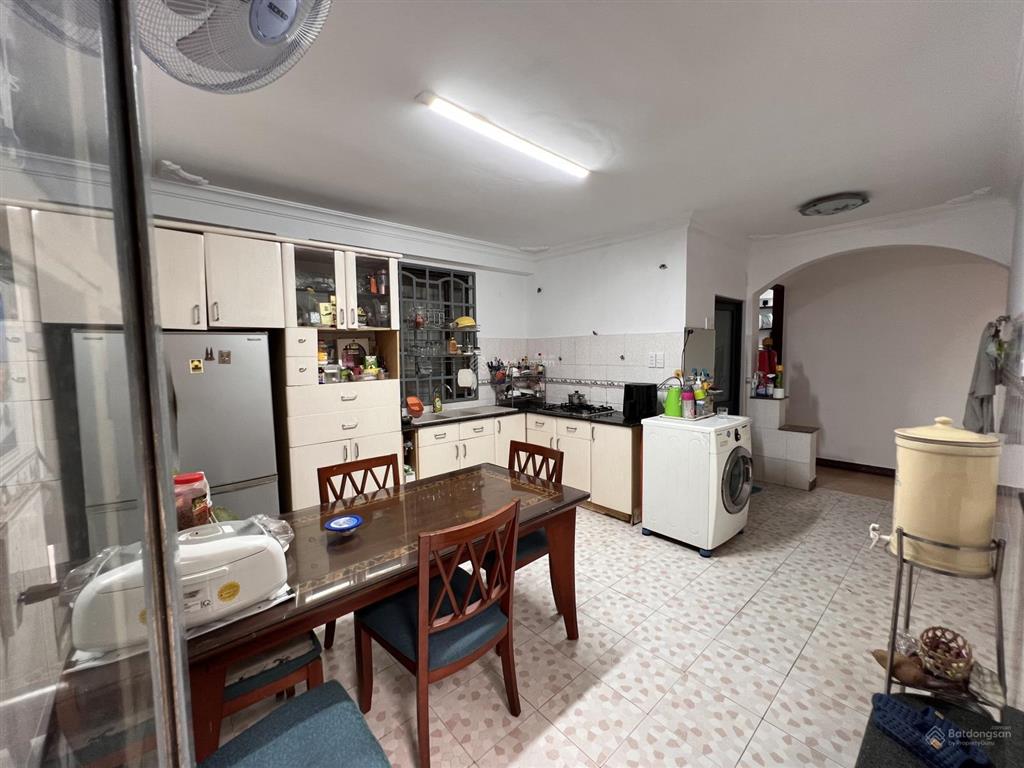 Biệt thự sân vườn kiến trúc đẹp, hồ cá cây xanh ô tô đậu trong sân, hẻm rộng an ninh yên tĩnh