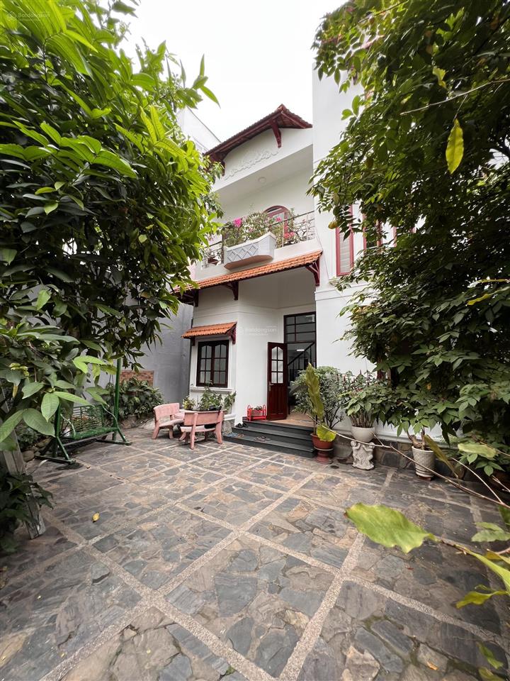 Biệt thự sân vườn kiến trúc đẹp, hồ cá cây xanh ô tô đậu trong sân, hẻm rộng an ninh yên tĩnh