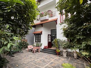 Biệt thự sân vườn kiến trúc đẹp, hồ cá cây xanh ô tô đậu trong sân, hẻm rộng an ninh yên tĩnh