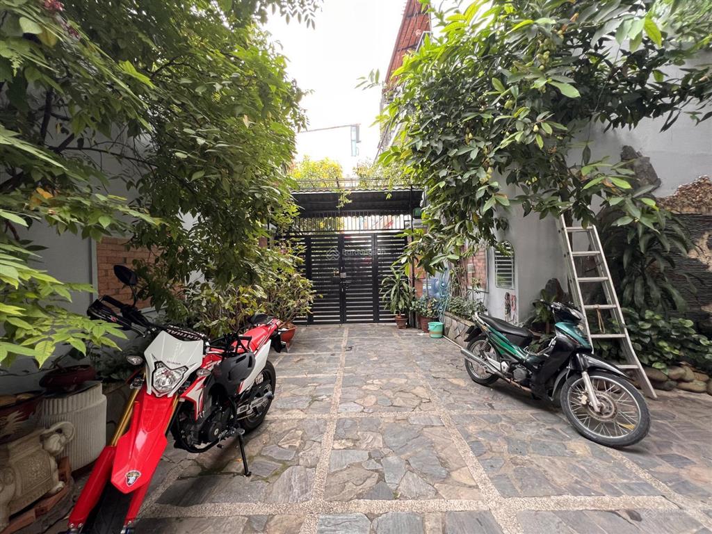 Biệt thự sân vườn kiến trúc đẹp, hồ cá cây xanh ô tô đậu trong sân, hẻm rộng an ninh yên tĩnh