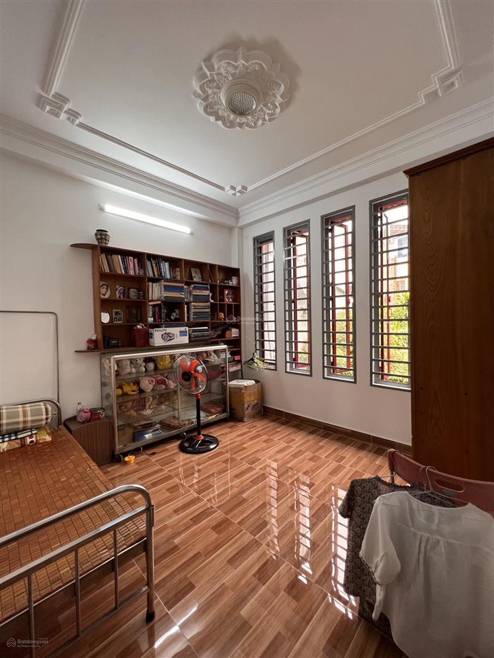 Biệt thự sân vườn kiến trúc đẹp, hồ cá cây xanh ô tô đậu trong sân, hẻm rộng an ninh yên tĩnh