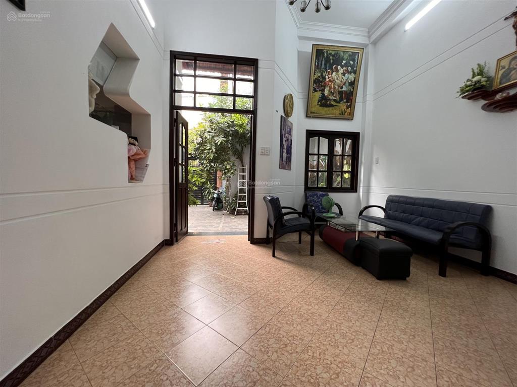 Biệt thự sân vườn kiến trúc đẹp, hồ cá cây xanh ô tô đậu trong sân, hẻm rộng an ninh yên tĩnh