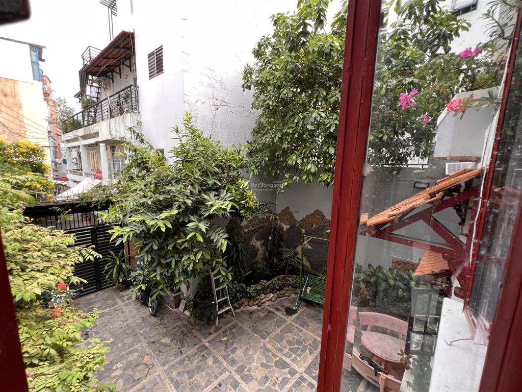 Biệt thự sân vườn kiến trúc đẹp, hồ cá cây xanh ô tô đậu trong sân, hẻm rộng an ninh yên tĩnh