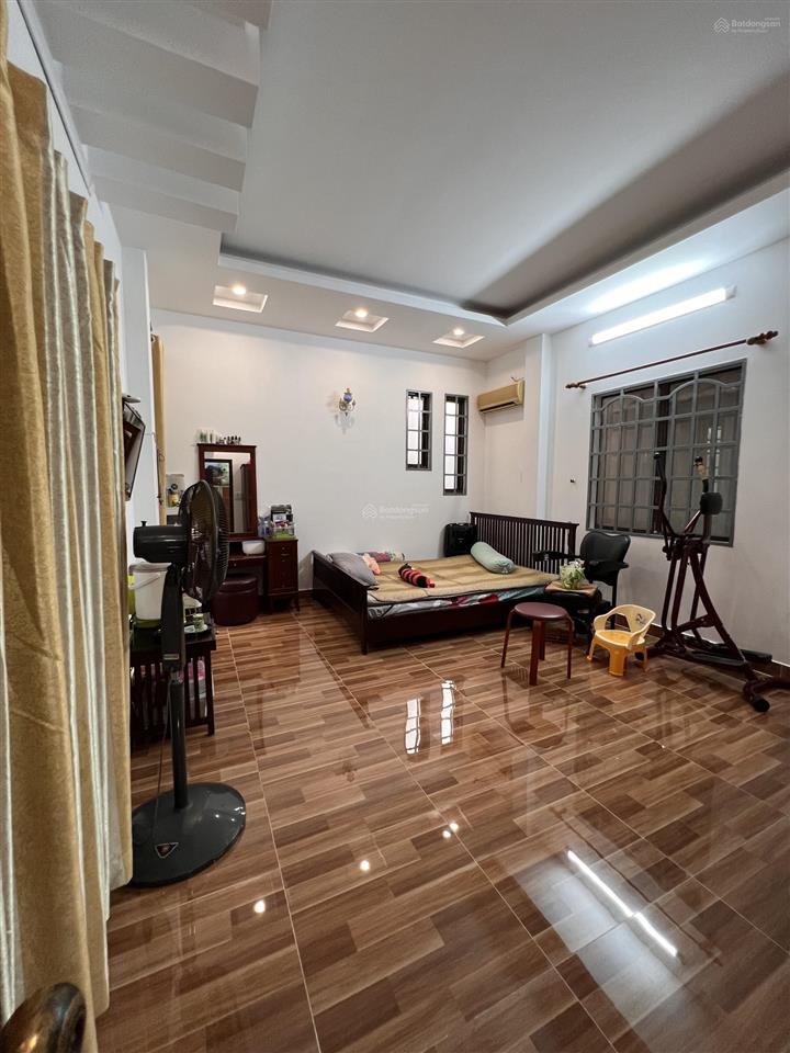 Biệt thự sân vườn kiến trúc đẹp, hồ cá cây xanh ô tô đậu trong sân, hẻm rộng an ninh yên tĩnh