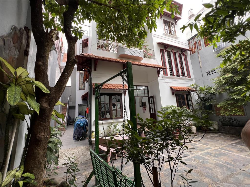 Biệt thự sân vườn kiến trúc đẹp, hồ cá cây xanh ô tô đậu trong sân, hẻm rộng an ninh yên tĩnh