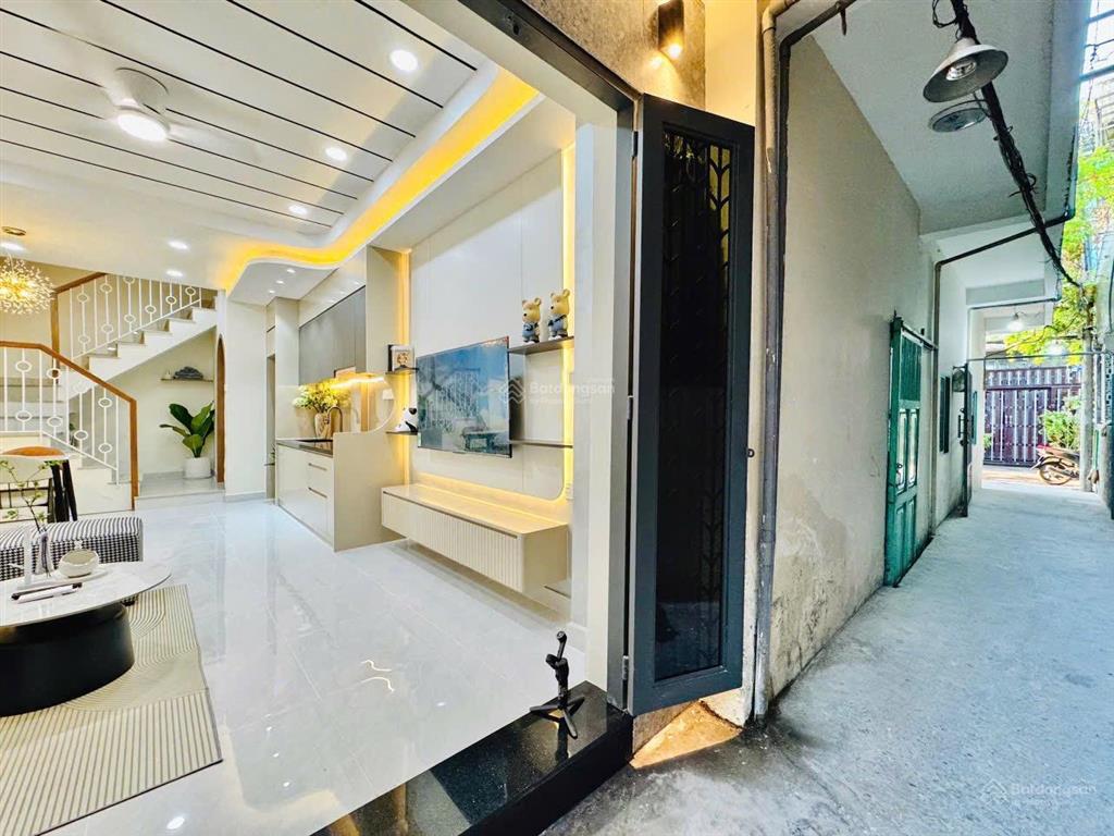 Ngay hàng xanhđh hồng bàng, chợ bà chiểu quận 1 đi 5p  3 tầng lầu, 3pn, 3 toilet, 3,6x8m = 27m2