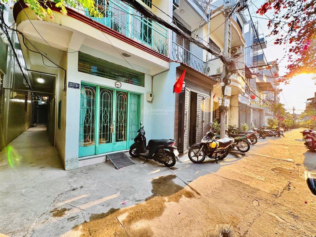 Ngay hàng xanhđh hồng bàng, chợ bà chiểu quận 1 đi 5p  3 tầng lầu, 3pn, 3 toilet, 3,6x8m = 27m2
