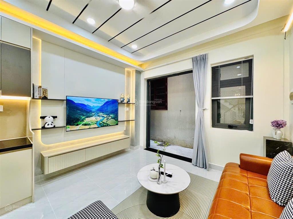 Ngay hàng xanhđh hồng bàng, chợ bà chiểu quận 1 đi 5p  3 tầng lầu, 3pn, 3 toilet, 3,6x8m = 27m2
