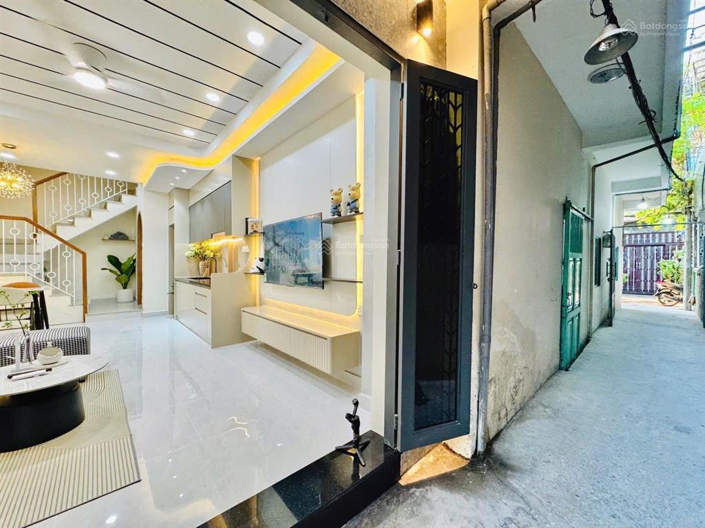 Ngay hàng xanhđh hồng bàng, chợ bà chiểu quận 1 đi 5p  3 tầng lầu, 3pn, 3 toilet, 3,6x8m = 27m2