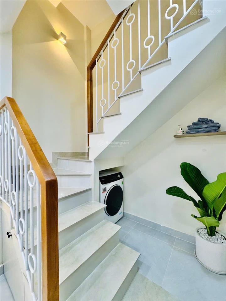 Ngay hàng xanhđh hồng bàng, chợ bà chiểu quận 1 đi 5p  3 tầng lầu, 3pn, 3 toilet, 3,6x8m = 27m2