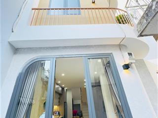 Siêu phẩm 3 tầng lầu sát mt lê quang định  chợ bà chiểu dt 32,2m2, 2 mt hẻm trệt 2 lầu 2pn master