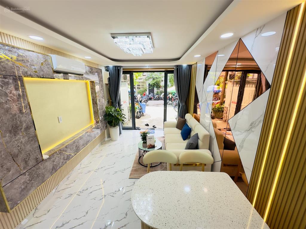 Cạnh phố ẩm thực phan xích long phú nhuận, hẻm xe hơi  diện tích 40m2. kết cấu 1 trệt 3 lầu