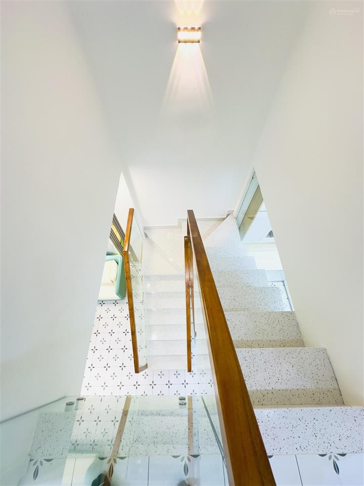 Bán nhà hxh 330/ phan văn trị, 6,3 tỷ (thương lượng). dt 3,4m dài 12,2m, nở hậu 3,45m, 44m²