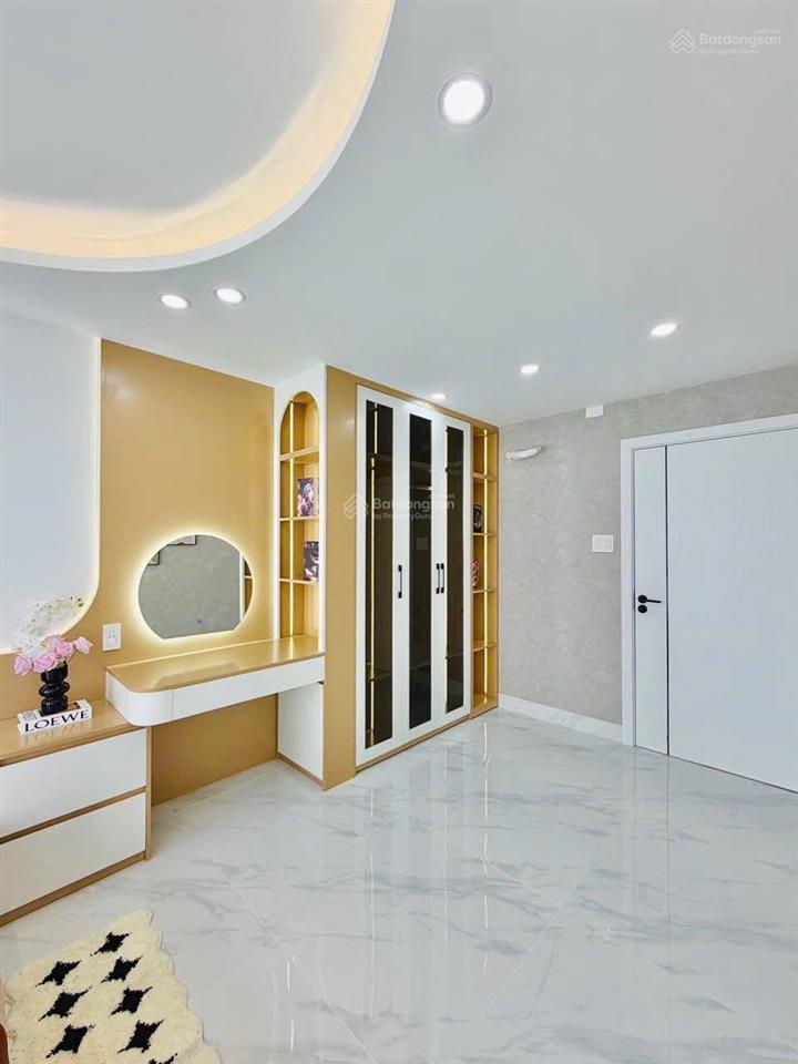 Giảm 520 triệu còn 6,98 tỷ tl
nhà đẹp xây mới gần sân bay tân sơn nhất. dt 3/5m x 12m