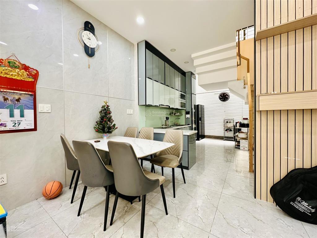 Siêu phẩm hxh nguyễn bỉnh khiêm chỉ 8.5 tỷ tl
diện tích đẹp 4m 14m nở hậu 4,2m, 60m2, 222m2 sàn