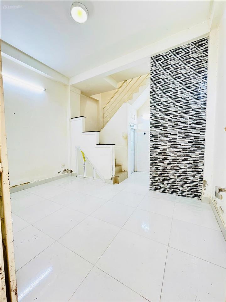Gần hẻm xe hơi thạch thị thanh  nguyễn hữu cầu, phường tân định. dt 4m3 x 5m nở hậu nhẹ 20,5m