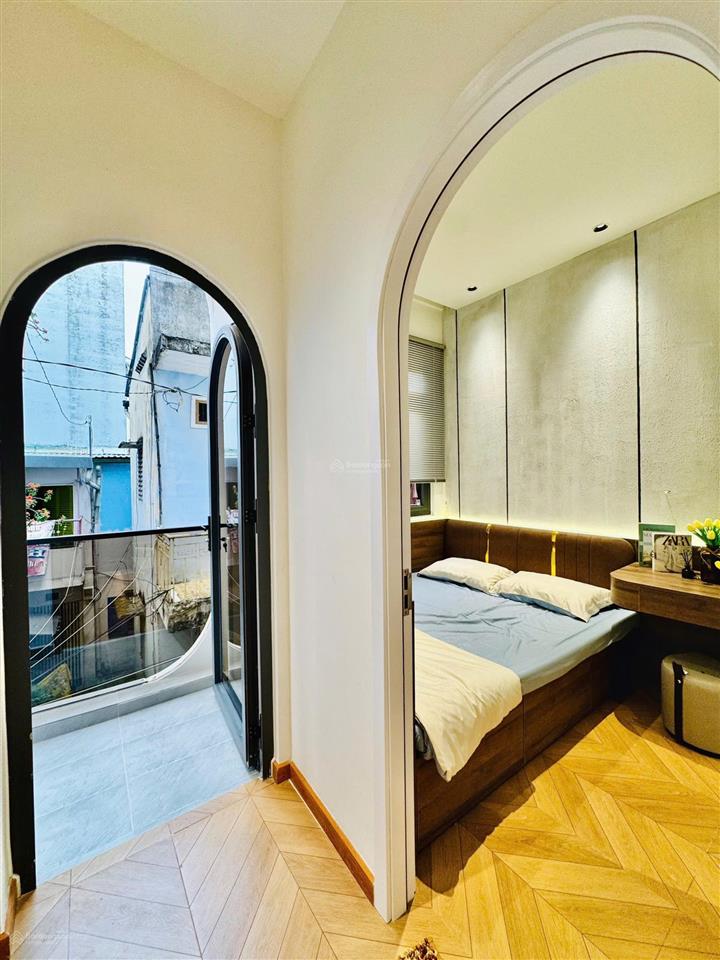 Giá 6,95 tỷ (thương lượng)
ngang hiếm 6m nhà mới 4 tầng 3pn full nội thất xe hơi đậu