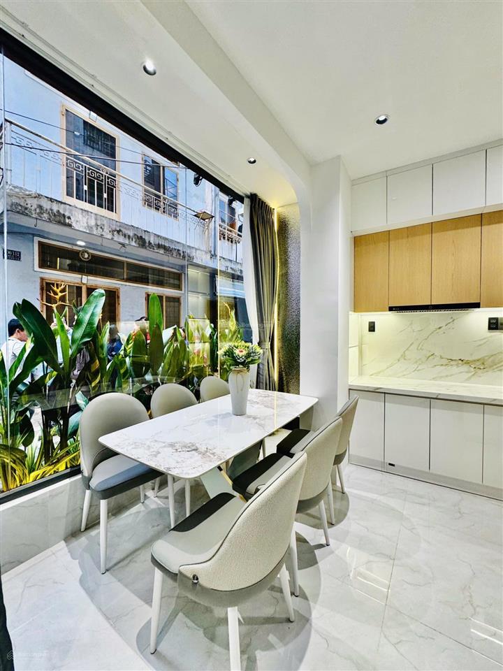 Giá 6,95 tỷ (thương lượng)
ngang hiếm 6m nhà mới 4 tầng 3pn full nội thất xe hơi đậu