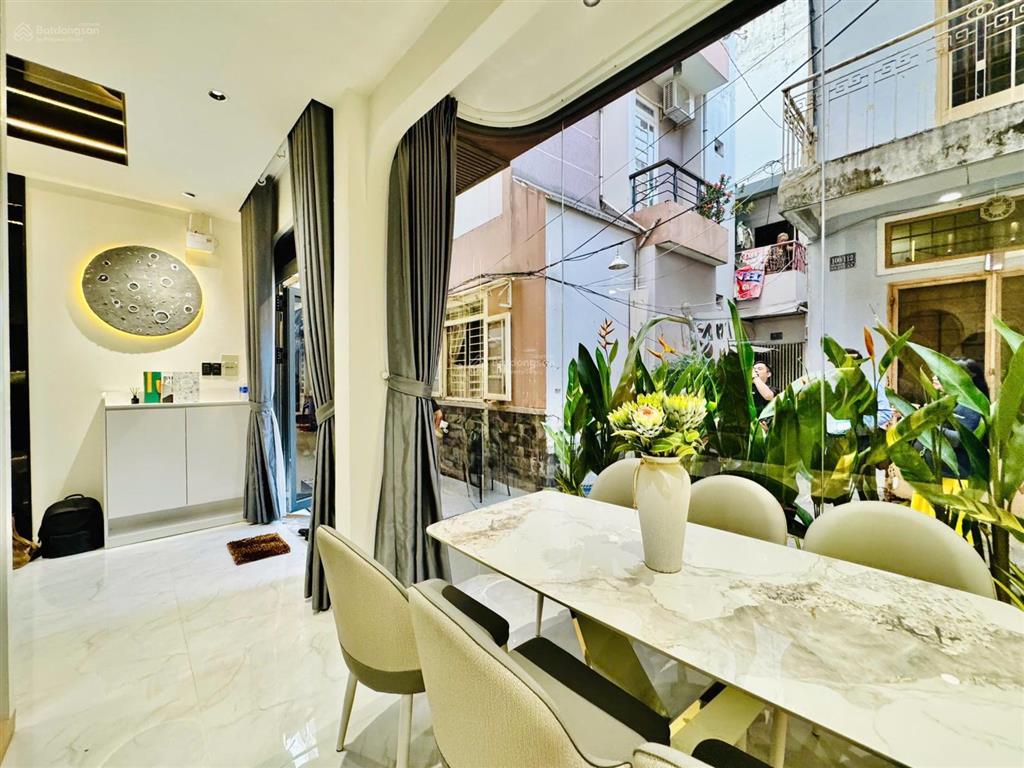 Giá 6,95 tỷ (thương lượng)
ngang hiếm 6m nhà mới 4 tầng 3pn full nội thất xe hơi đậu