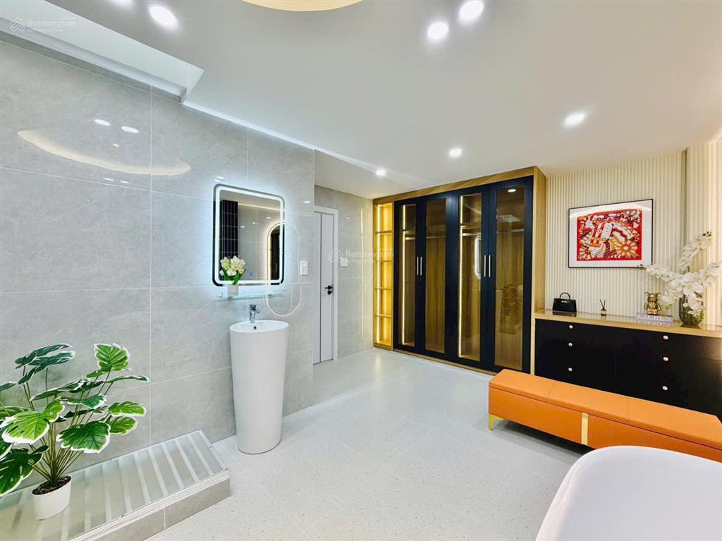 Giảm 1 tỷ còn 6,x tỷ nhà đẹp xây mới gần sân bay tân sơn nhất. dt 3m x 12m (nở hậu l5m). 42.3m2