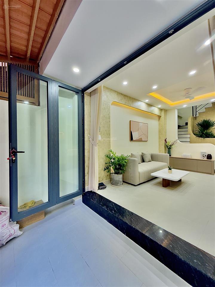 Siêu phẩm 2 tầng, 2pn, 3 toilet, full nt, 38m2 đất, 3x12,5m, gần hxh, 6 trường đại học, hv cán bộ