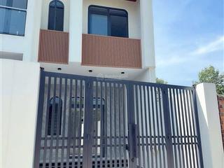 Bán nhà mới 100%  1 trệt 1 lầu & 2 mt  đường thông ngay tt phú mỹ  thủ dầu một