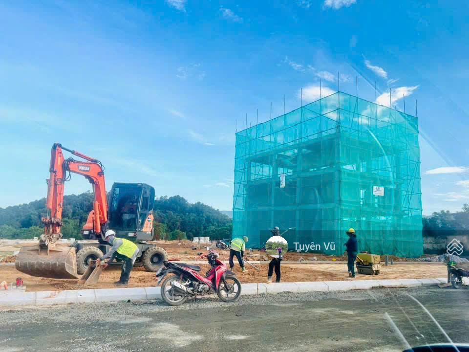 135tr/m2 đất căn shop 2 mặt tiền, đường trước nhà 40m, vỉa hè 7m dự án metro city hòa lạc