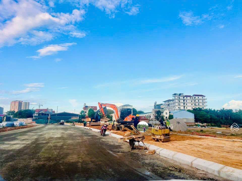 135tr/m2 đất căn shop 2 mặt tiền, đường trước nhà 40m, vỉa hè 7m dự án metro city hòa lạc