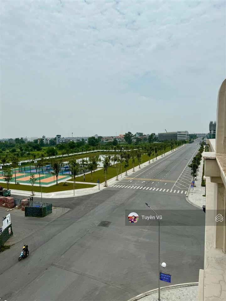 Cho thuê nhà phố 100m2, đã hoàn thiện nội thất, có thang máy vinhomes cổ loa