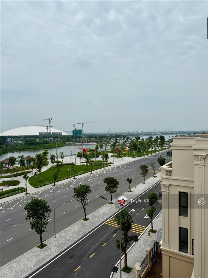 Cho thuê nhà phố 100m2, đã hoàn thiện nội thất, có thang máy vinhomes cổ loa
