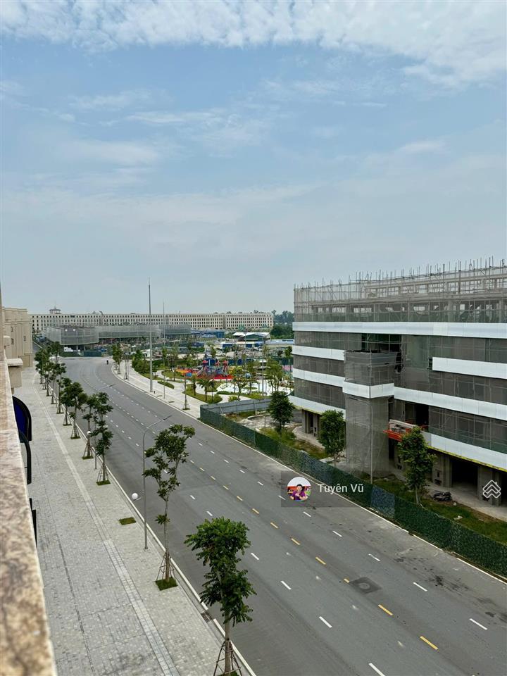 Cho thuê nhà phố 100m2, đã hoàn thiện nội thất, có thang máy vinhomes cổ loa