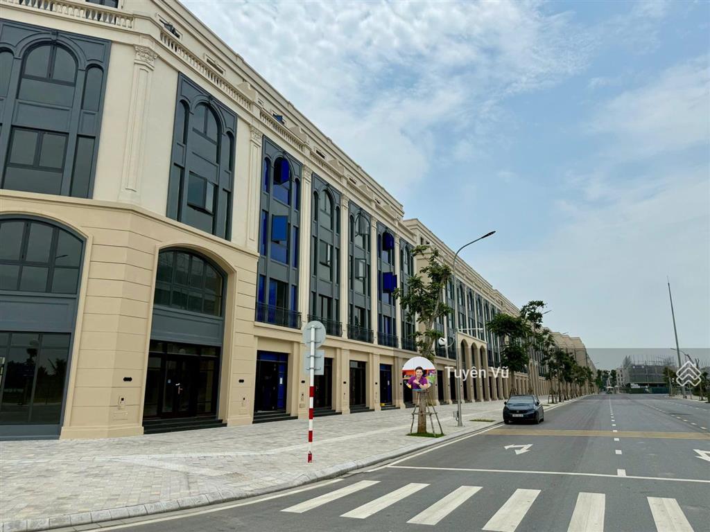 Cho thuê nhà phố 100m2, đã hoàn thiện nội thất, có thang máy vinhomes cổ loa