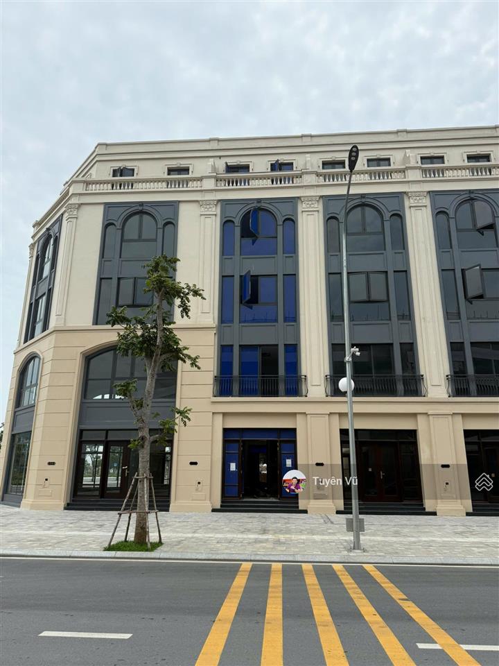 Cho thuê nhà phố 100m2, đã hoàn thiện nội thất, có thang máy vinhomes cổ loa