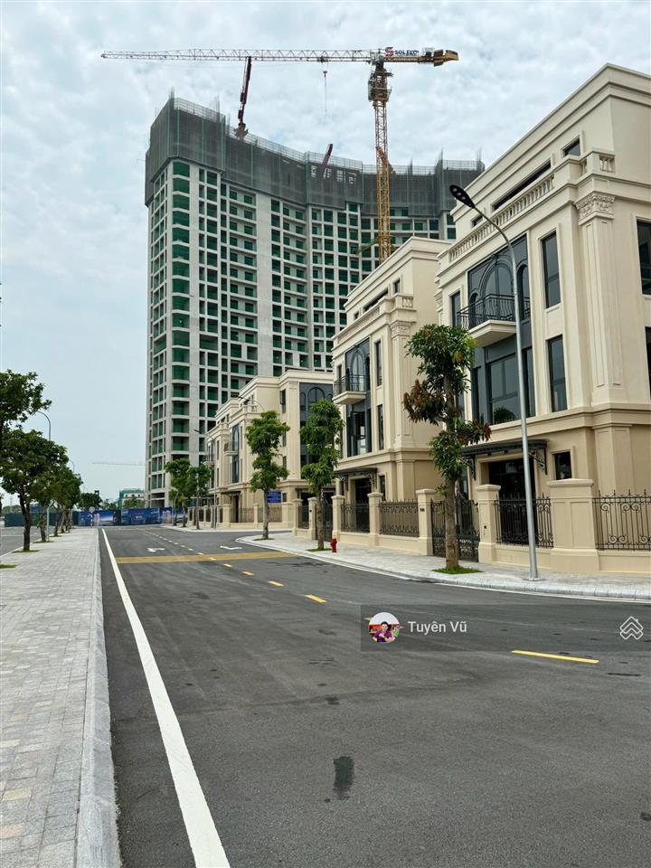 Cho thuê nhà phố 100m2, đã hoàn thiện nội thất, có thang máy vinhomes cổ loa